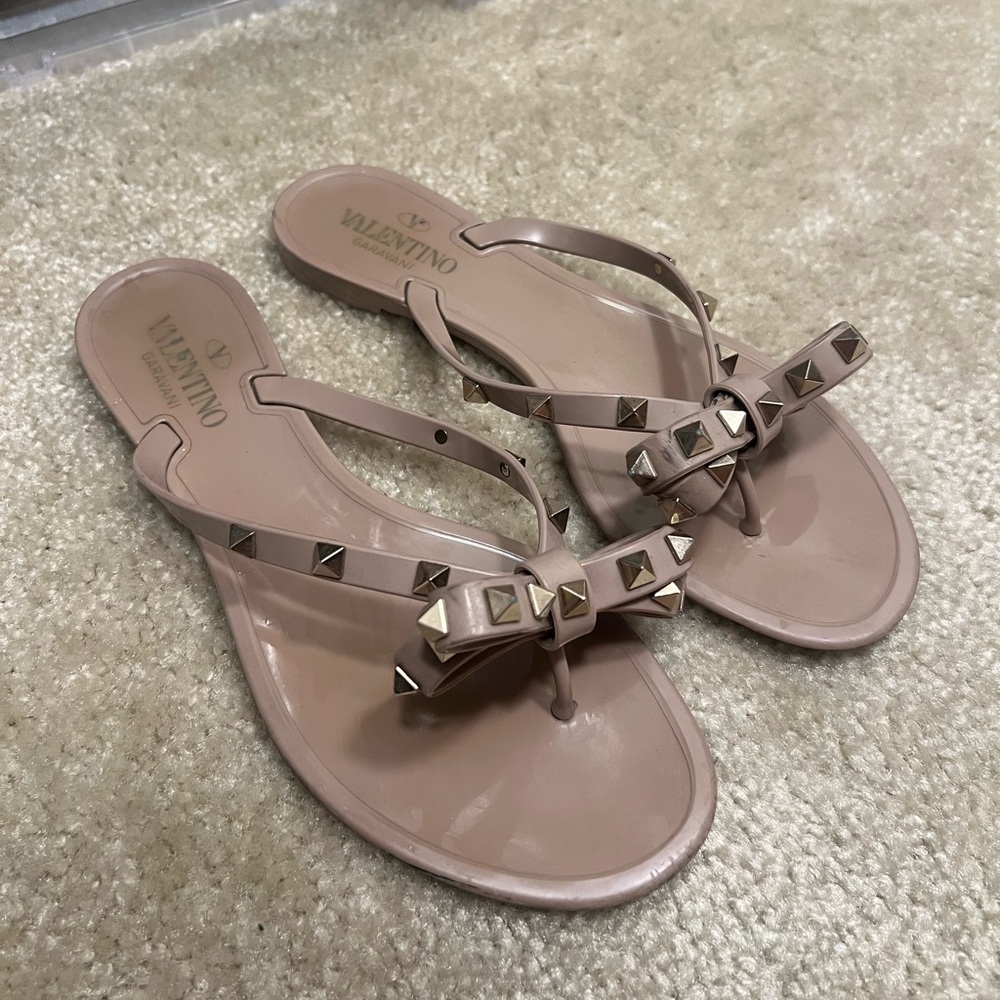 Valentino Women’s Rockstud Rubber Slipper in Poudre